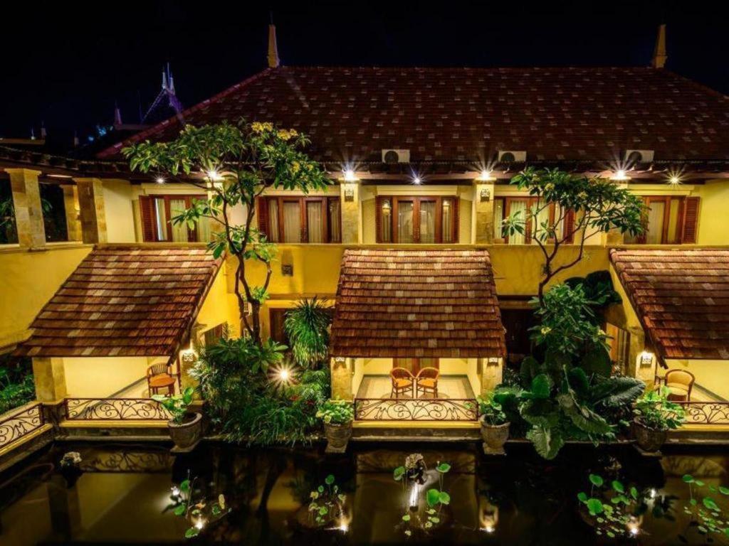 Lotus Garden Hotel By Waringin Hospitality Kediri  Exterior photo