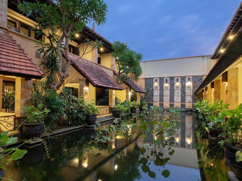 Lotus Garden Hotel By Waringin Hospitality Kediri  Exterior photo