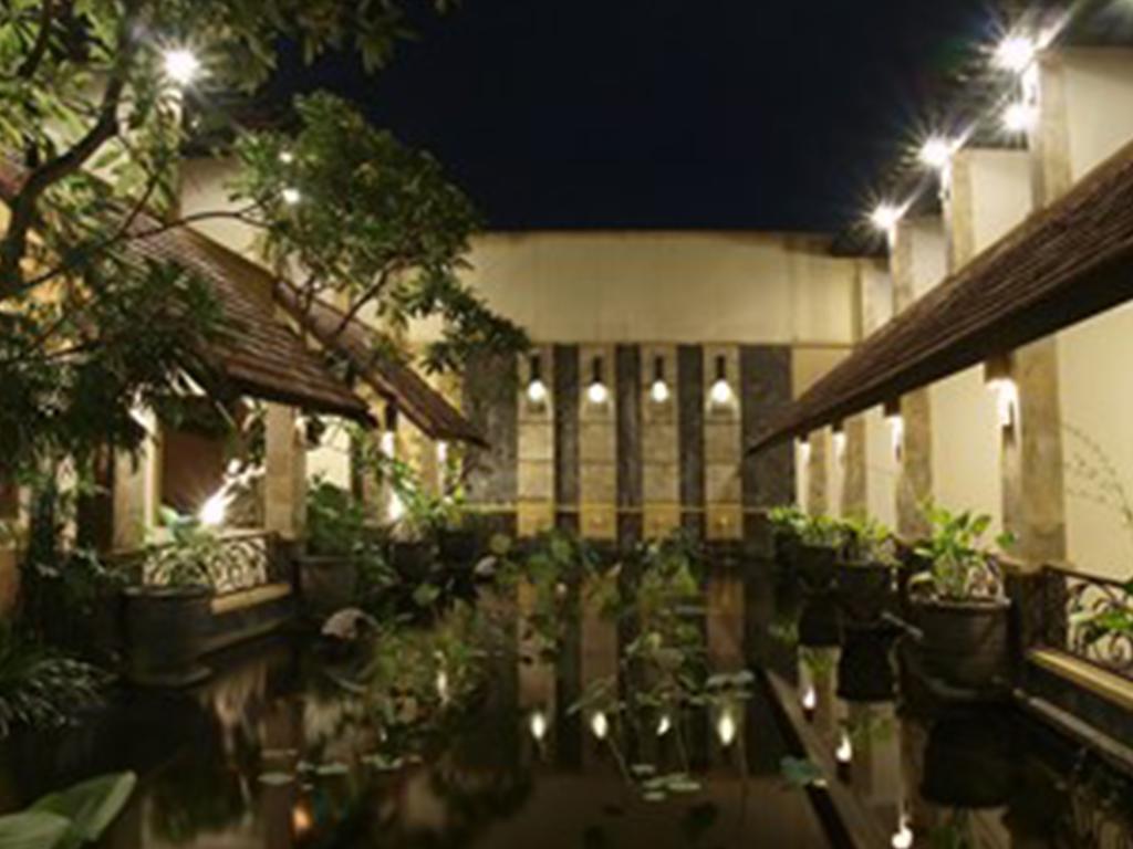 Lotus Garden Hotel By Waringin Hospitality Kediri  Exterior photo