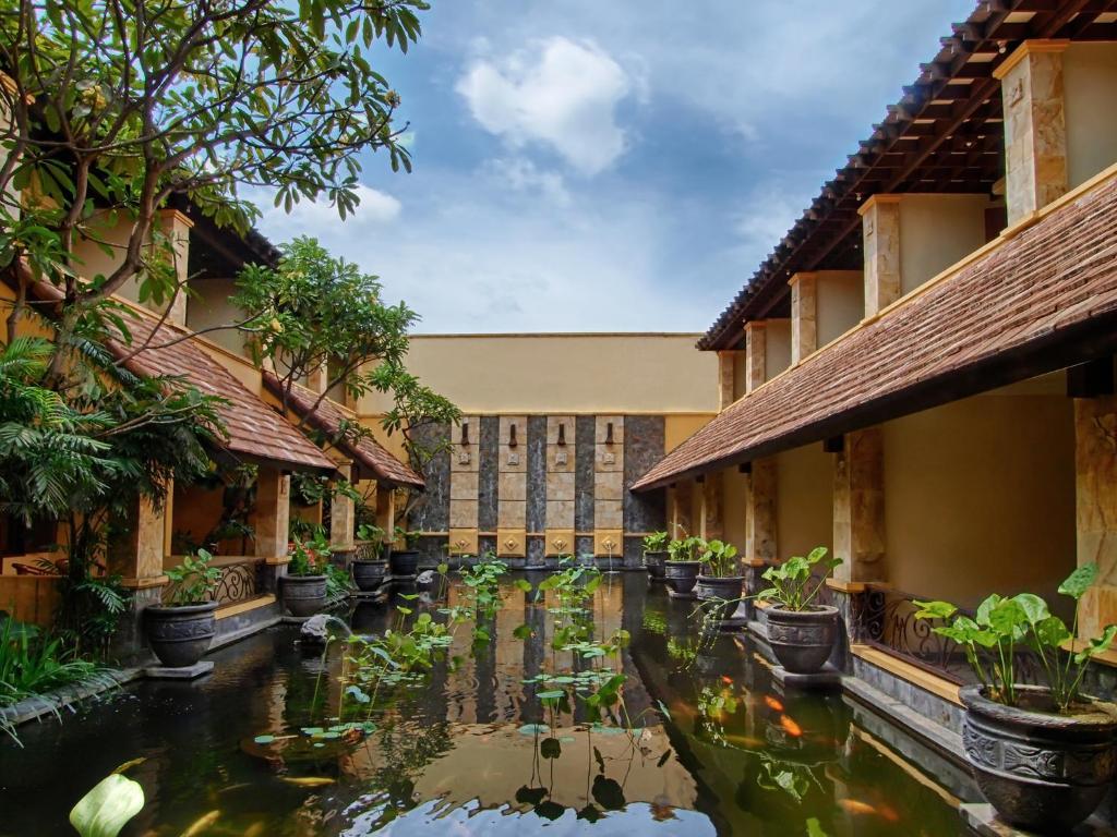 Lotus Garden Hotel By Waringin Hospitality Kediri  Exterior photo