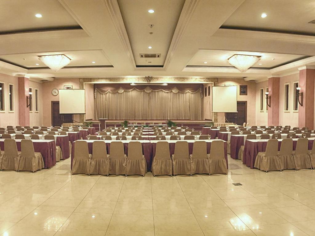 Lotus Garden Hotel By Waringin Hospitality Kediri  Exterior photo