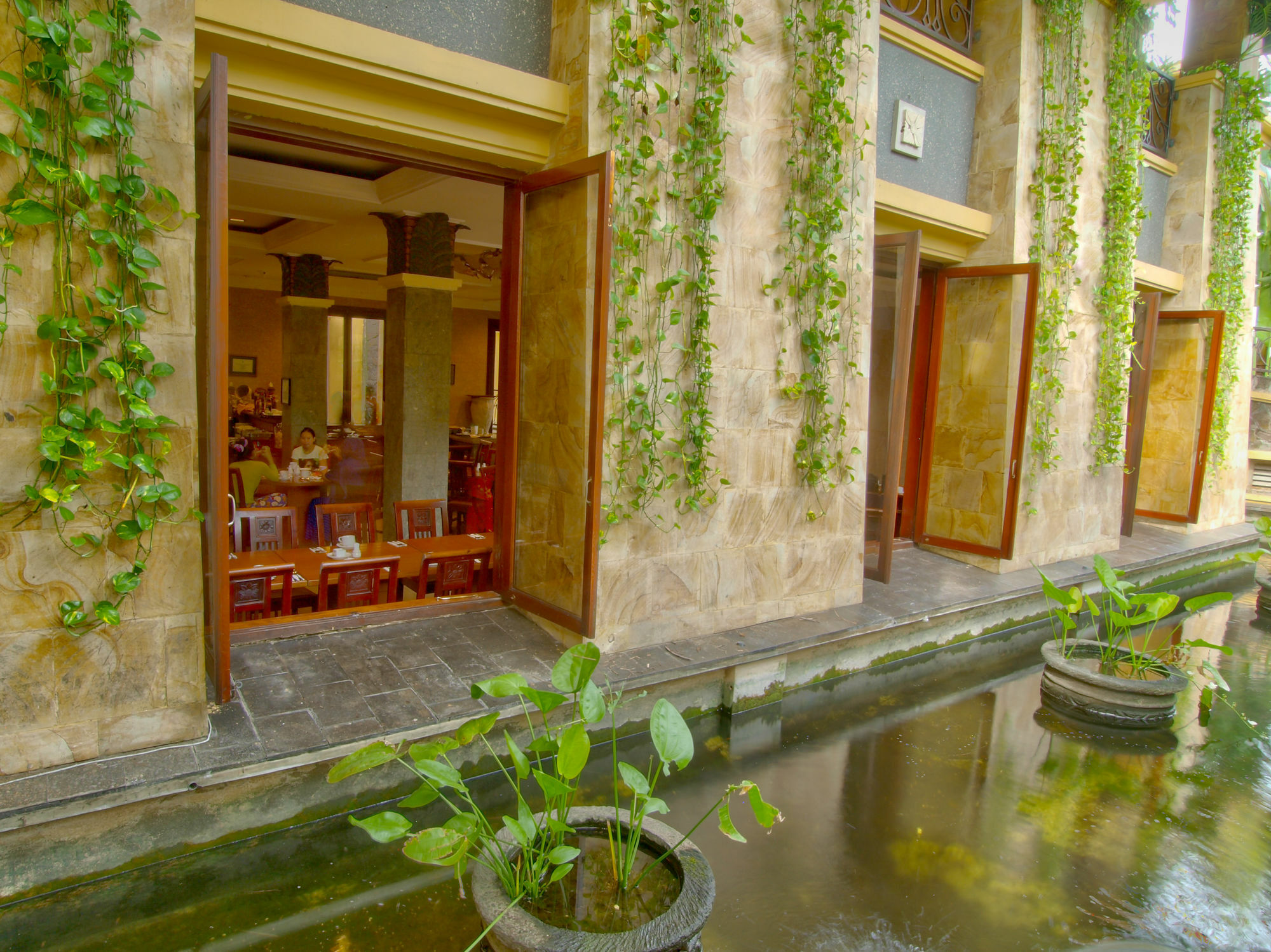 Lotus Garden Hotel By Waringin Hospitality Kediri  Exterior photo